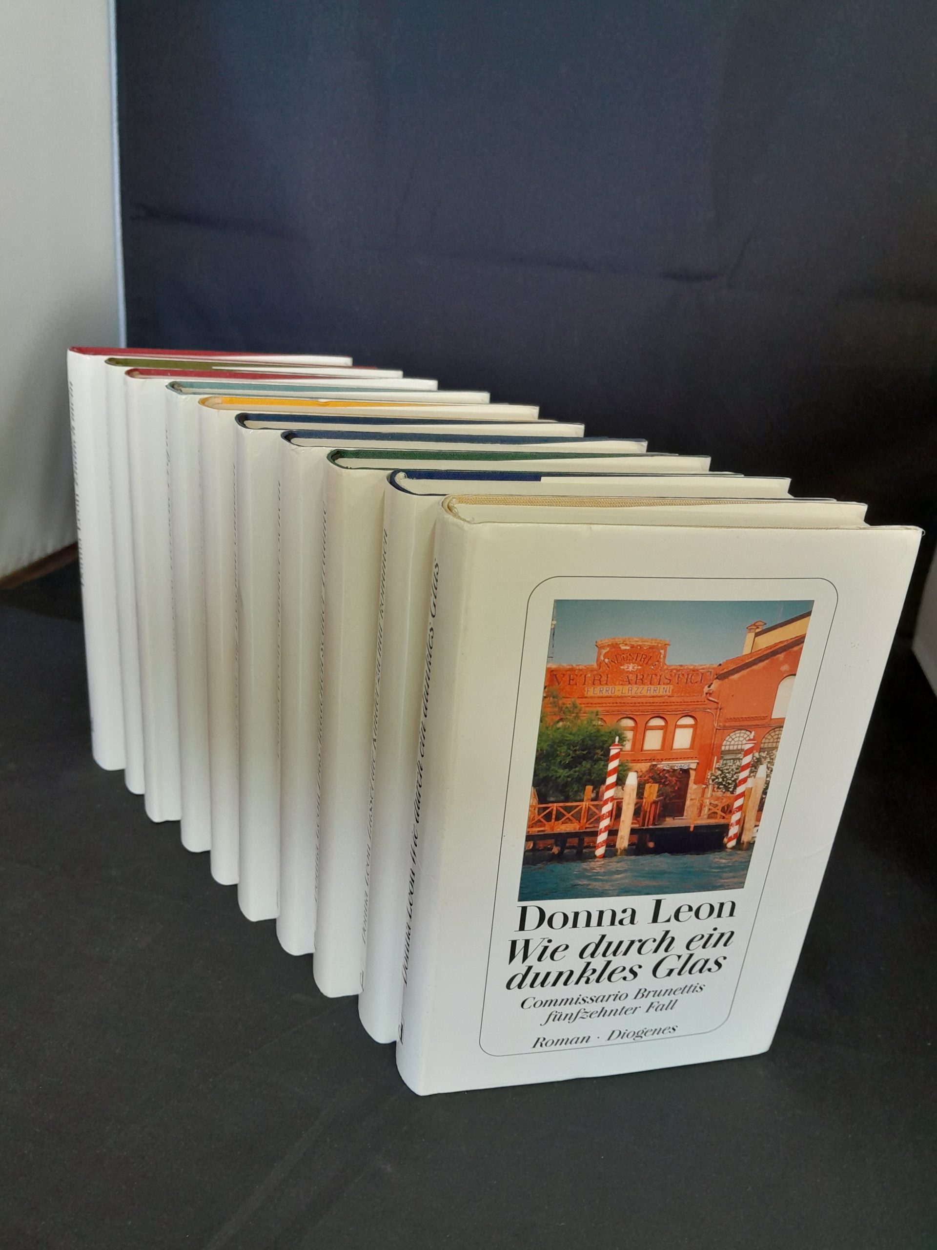 Donna Leon Hardcover-Krimikiste (Brunetti-Romane 21.-30. Fall)